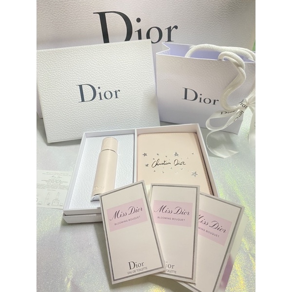 Gift set Dior น้ำหอม Miss Dior Blooming bouquet EDT ขนาด 10ML พร้อมขวดแบบพกพาสีชมพู และ ปกพาสปอร์ตหนัง dior สีชมพู