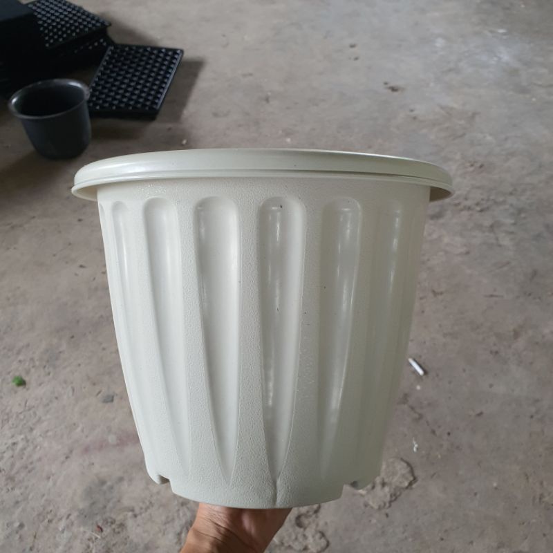 กระถางโรมัน ขนาด 10-12 นิ้ว พร้อมจานรอง – Roman Style Plant Pot