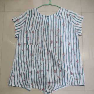 เสื้อคอตตอน ลายทาง สีฟ้า ดอกไม้ มีกระเป๋าหน้า กระดุมหลัง
