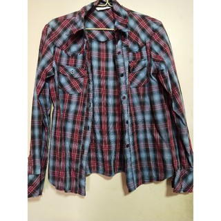 เสื้อเชิ๊ต สีน้ำเงิน ลายสก็อตแดง สีสวย น่ารัก ไม่มีตำหนิ ไหล่15" หน้าอก 36 " ความยาว 23"ใส่ได้จัดจร้า พร้อมส่ง