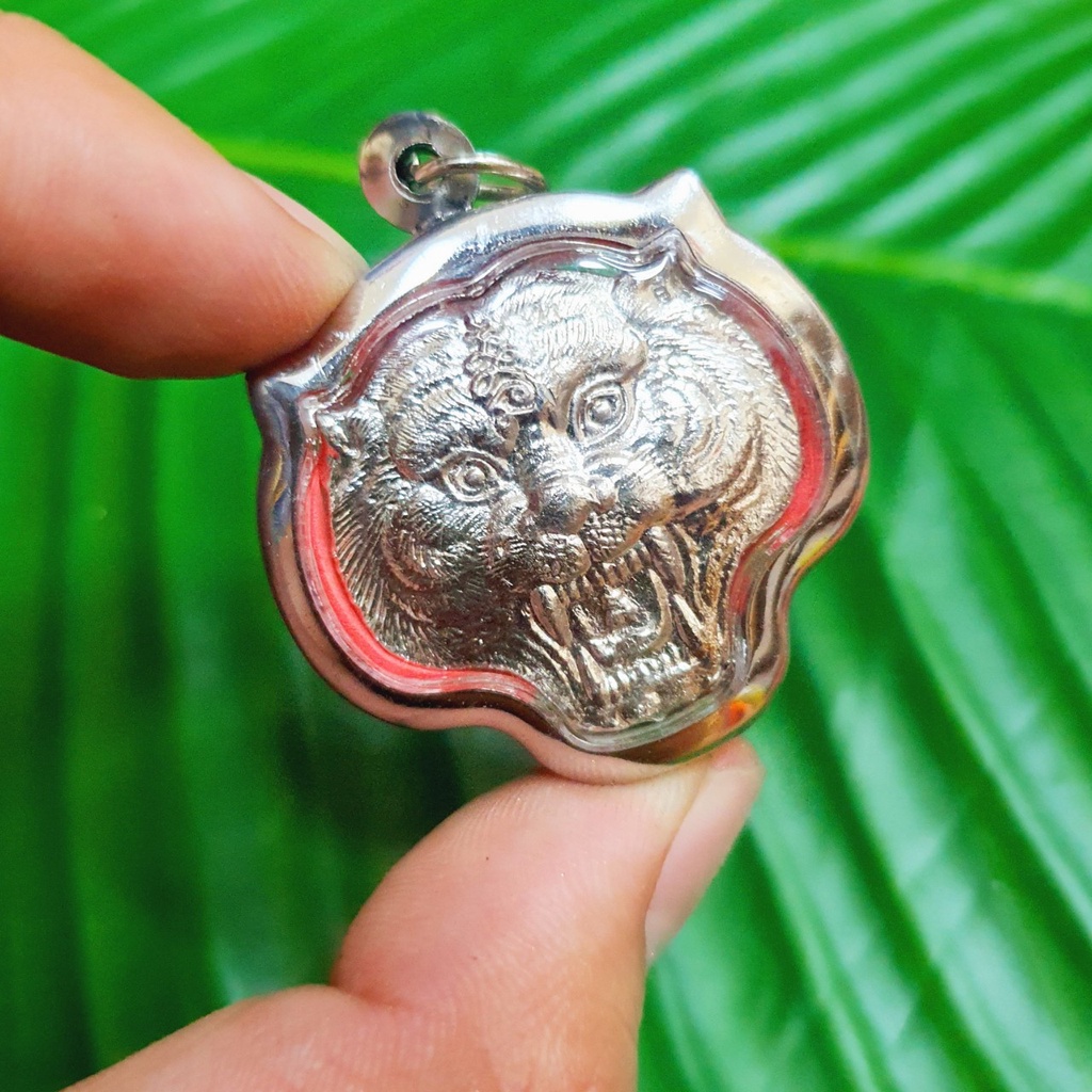 เหรียญเสือเผ่น หลวงพ่อเปิ่น วัดบางพระ(รุ่น1)เนื้อกะไหล่เงิน เลี่ยมกรอบสแตนเลสอย่างดีพร้อมห้อยบูชา