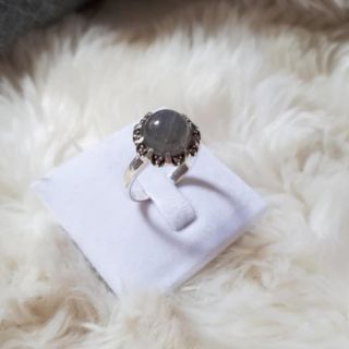 Labradolite vintage Ring​ แหวนลาบราโดไลต์ พลอยเหลือบแสง สีเทา​ ขนาด 10มม ประดับสวารอฟกี้แมคคาไซค์