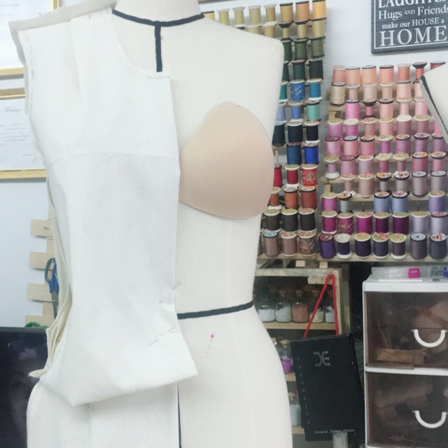 ผ้าดิบขึ้นตัวอย่างชุดเย็บแบบเสื้อ