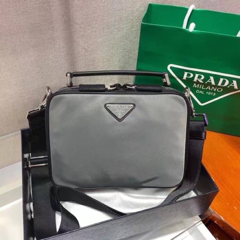 prada brique nylon crossbody bag  ( รุ่นนี้สวยมากเลยมีหูหิ้วพร้อมกับมีสายสะพายยาวมาด้วย