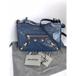 🦋สินค้าพร้อมส่ง🦋   New🍥 Balenciaga hip  ขนาด 9" (L) × 6" (H) × 2" นิ้ว อุปกรณ์ : ถุงผ้า การ์ด สวย เรียบ หรู