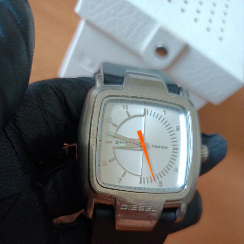 นาฬิกาแบรนด์เนมDIESELหน้าปัดสีขาว ตัวเรือนสีเงินสายซิลิโคนสีดำ ของแท้มือสองสภาพสวย