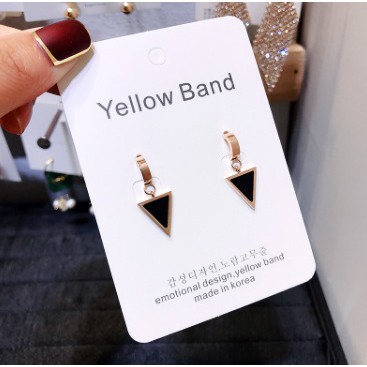 ต่างหูไทเทเนียม C-ring สามเหลี่ยมสีดํา TT2837 - รับประกันไม่ดํา