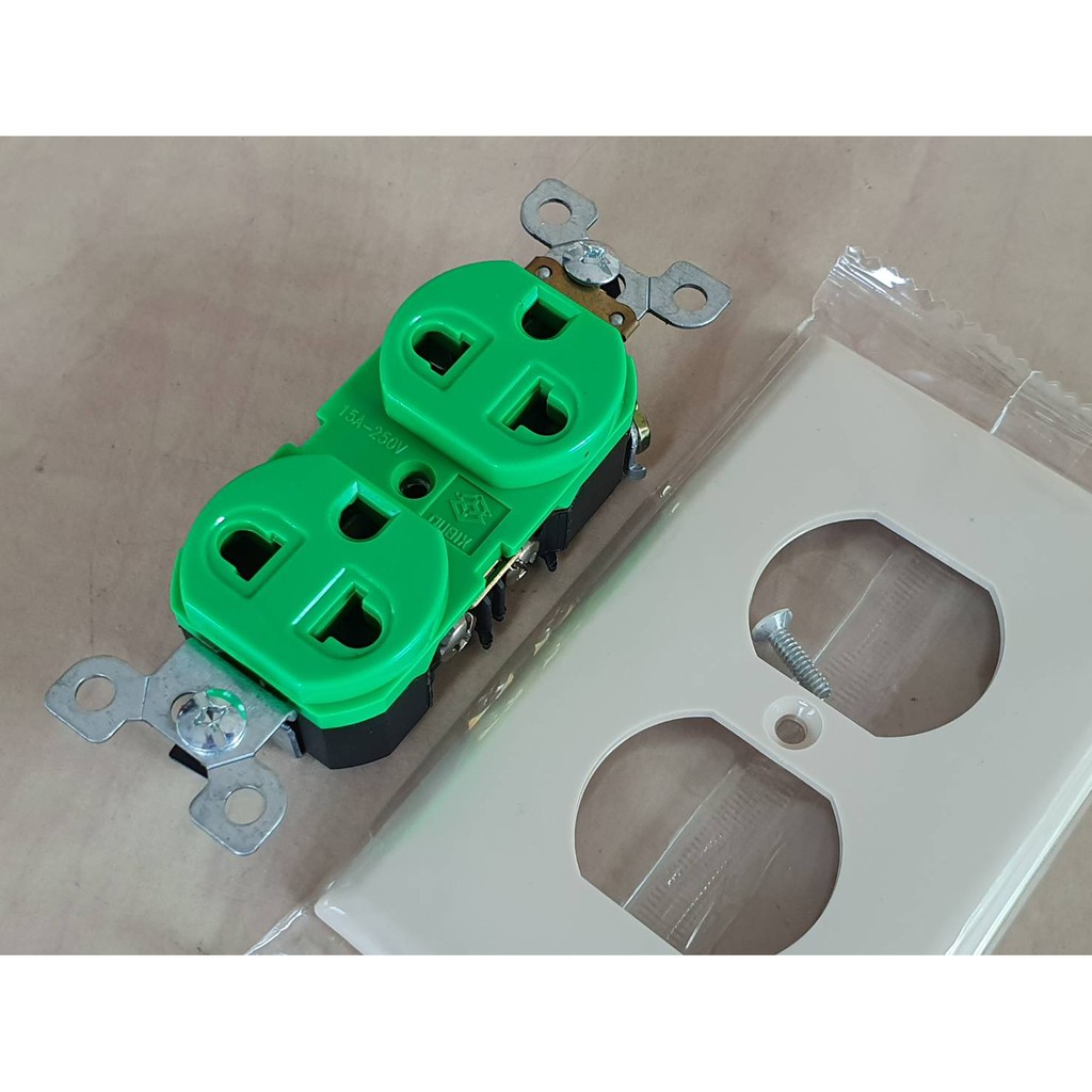 ปลั๊ก Qubix รุ่น R270U (Commercial Spec.) สีเขียว แถมฝาครอบ