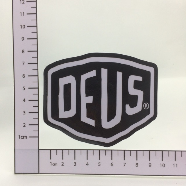 B20 Deus สีดําและสีขาว