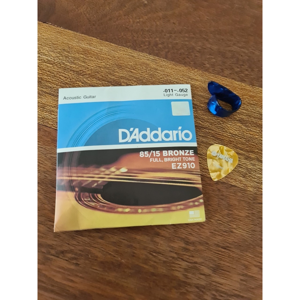 สายกีตาร์โปร่ง D'addario เบอร์ 11  - 1 ชุด ครบ 6 เส้น ราคาเดียว 118.- แถมปิ๊ก 1ชิ้น ปิ๊กนิ้ว1ชิ้น