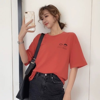 (พร้อมส่ง) เสื้อยืดสีแดงมีลายตรงอก