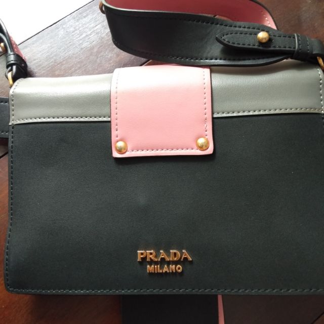กระเป๋า  Prada มือสอง