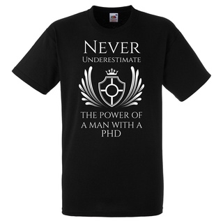 เสื้อยืด คอกลม เข้ารูป พิมพ์ลาย Never Underestimate Power Of A Man With A Phd แฟชั่นสําหรับผู้ชายสามารถปรับแต่งได้