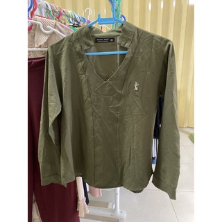 เสื้อสีเขียวขี้ม้า สภาพดี ราคางาม