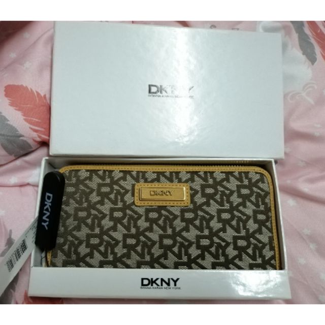 กระเป๋าสตางค์ใบยาว DKNY