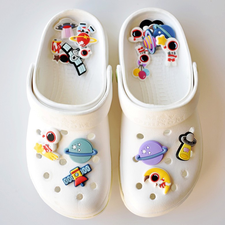 สําหรับ Crocs Jibbitz Pins สีสันนักบินอวกาศ DIY รองเท้าปุ่ม Charm
