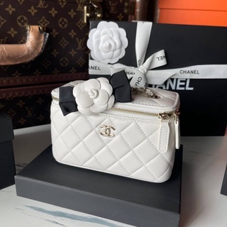 CHANEL VANITY CAMELLIA STRAP BAG งานดีที่สุดเทียบเท่าแท้คุณภาพดีสุดทำจากหนังแกะ ที่มีดอกคามีเลียเป็นซิกเนเจอร์