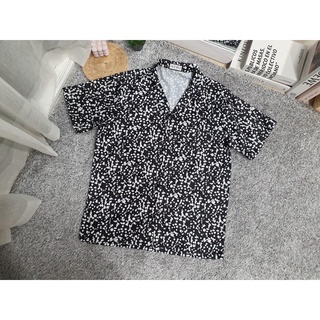 เสื้อเชิ้ตฮาวายแขนสั้นลายจุดสีขาวดำ