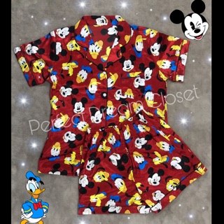 ชุดนอนแขนสั้น+ขาสั้น ลาย mickey mouse ตัวนี้น่ารักมาก  เสื้อด้านหน้า มีกระเป๋า ผ้าซาติน เนื้อดี ใส่สบายมาก