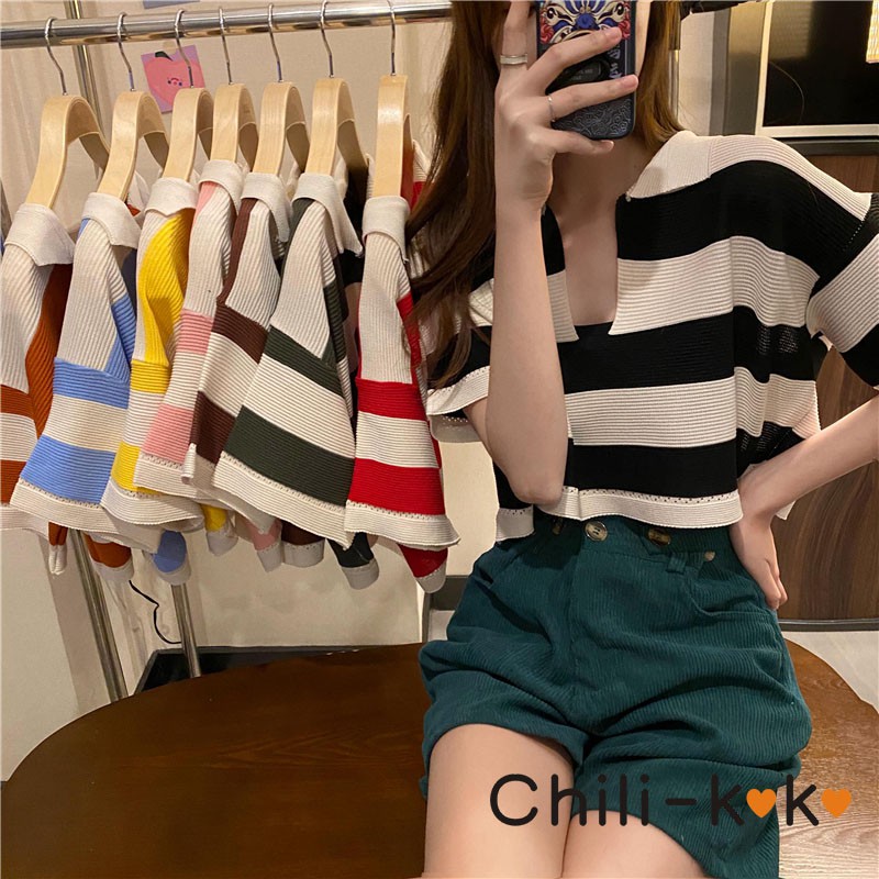 Chili_k❤️k❤️ 5958-1 เสื้อครอป ท็อป เนื้อผ้าไหมพรม แขนสั้น ตัวสั้น คอปกแหวกลึก ลายทาง งานไหมพรม
