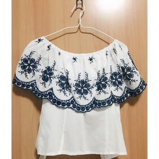 เสื้อปาดไหล่ลายปัก ผูกหลัง