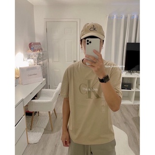 (Calvin klein) ของแท้100% Pride Relaxed Fit Monogram Logo Crewneck T-Shirt