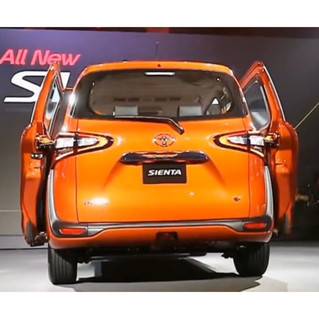 ไฟท้าย Toyota Sienta แบบlight guiding ในตัวtop 1.5V ของแท้ มือสอง