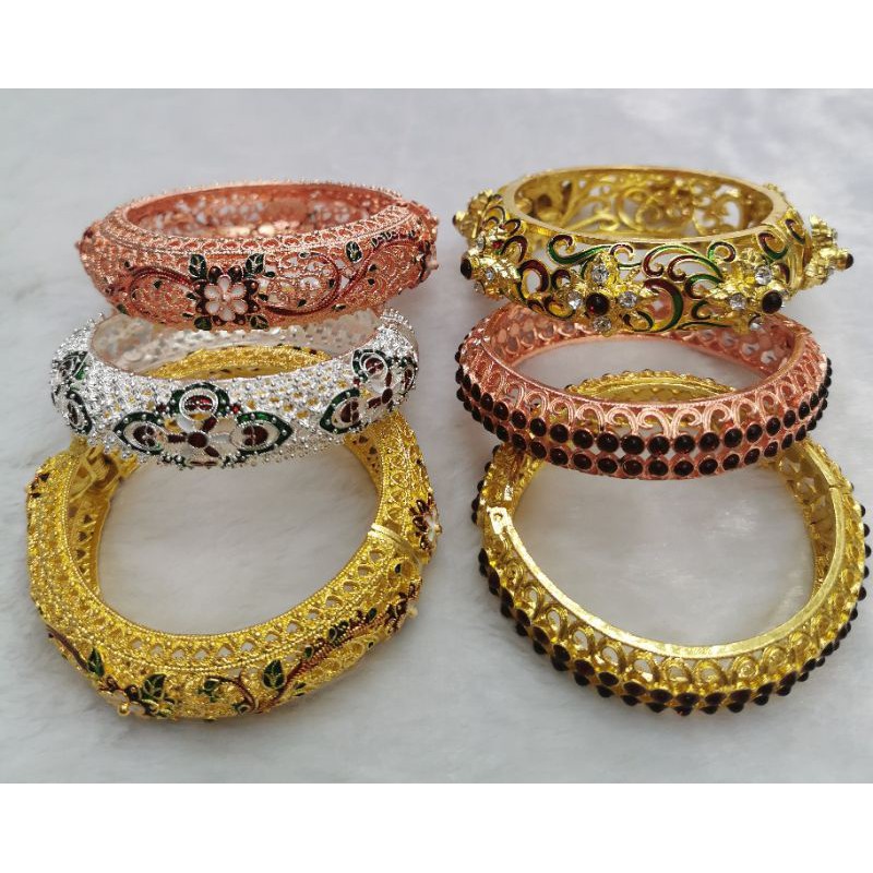 เครื่องประดับชุดไทย กำไลสีทองลงยา งานสวยกำไลเพชรสีทอง เครื่องประดับไทย เครื่องประดับชุดไทย กำไลลายพิกุลสีทอง