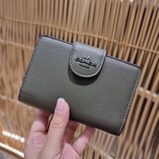 กระเป๋าสตางค์ใบสั้น coach outlet