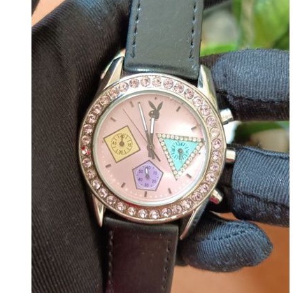 นาฬิกาแบรนด์เนม playboyหน้าปัดสีชมพูล้อมเพชร ตัวเรือนสีเงินใส่หนังสีดำ ของแท้ 100% มือสองสภาพสวย