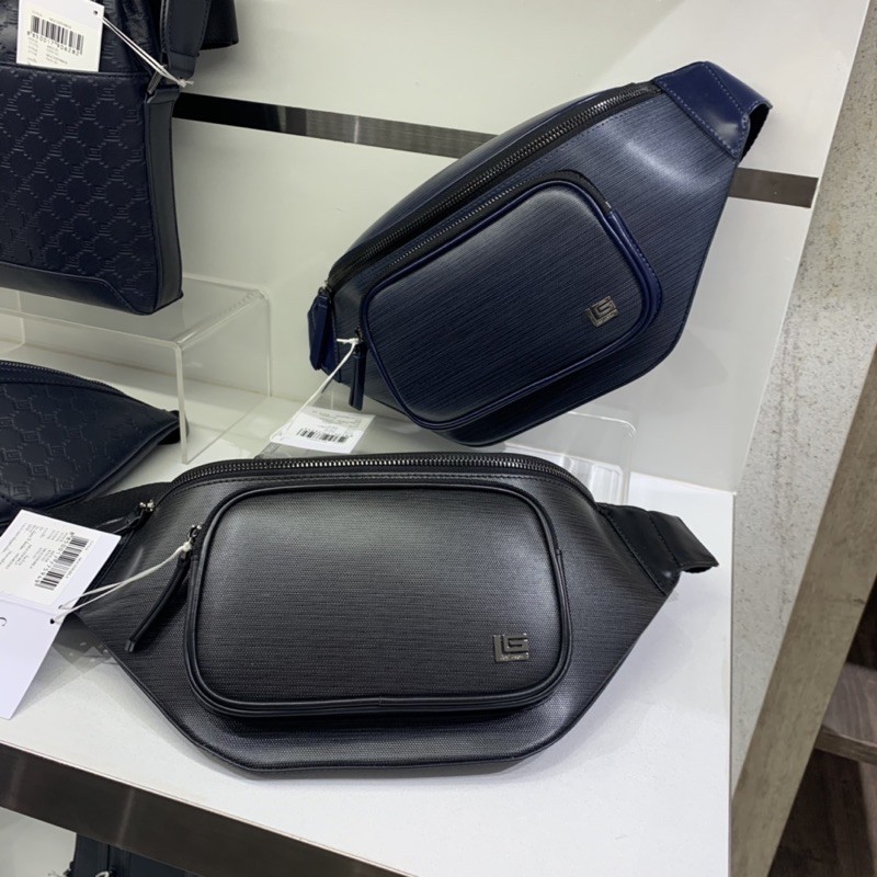 Guy Laroche 100% กระเป๋าคาดอก ของแท้💯💯จากช็อป มีกล่องแบรนด์ให้ หนังเงาเคลือบกันน้ำ ทนทานมากๆ ช่องใส่