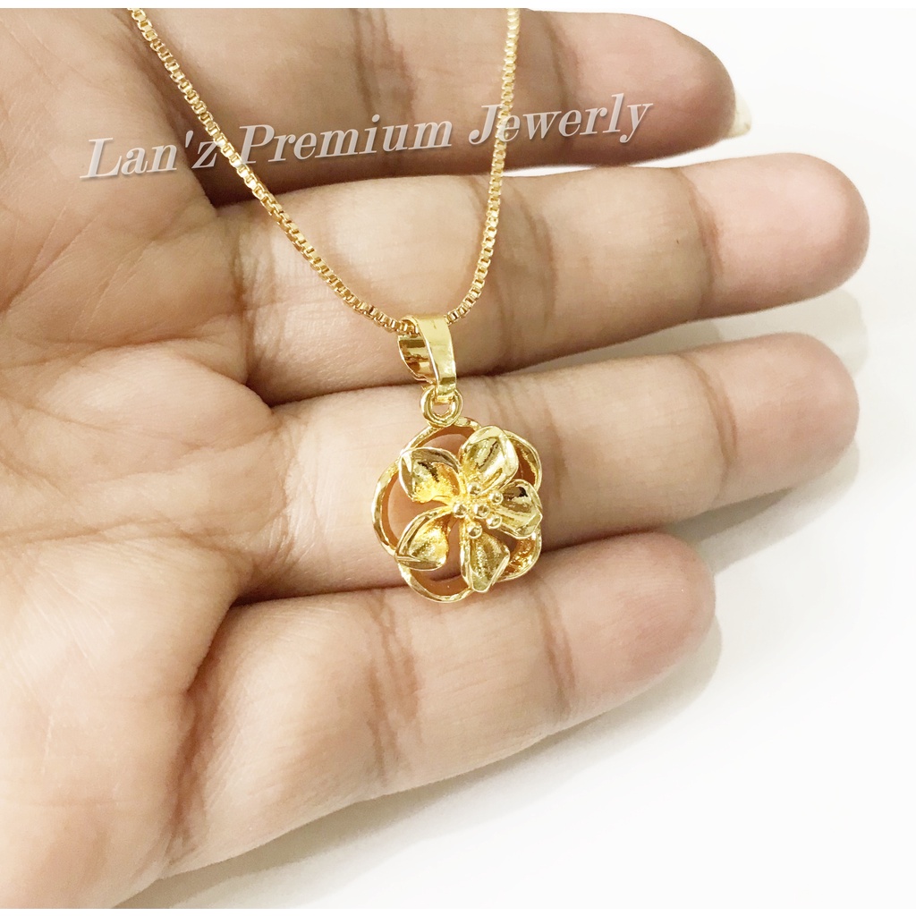 Lancuz สร้อยคอจี้ดอกไม้ BCL ทองไทเทเนียม 18K"