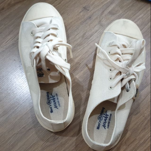 รองเท้า More’s Friday X Scrubb Limited edition 
สีขาวครีม ไซส์ 40