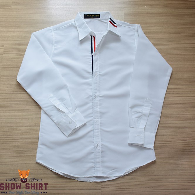 เสื้อเชิ้ตสีขาวแต่งขลิปที่ปกเสื้อและแนวกระดุมด้านใน