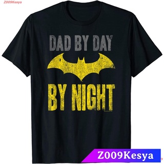 Tee เสื้อยืดสีขาวผู้ชาย Z009Kesya เสื้อยืดผู้ชาย Mens Batman Dad By Day T-Shirt sale BATMAN แบทแมน