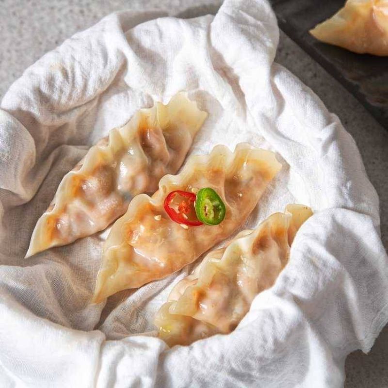 เกี๊ยวนึ่งไส้หมูผสมกิมจิ, Kimchi Wrapling Dumpling ❄ ฟรี Ice Cool Gel ❄ ขนาด 420 g. ยี่ห้อ Bibigo - รูปที่ 6