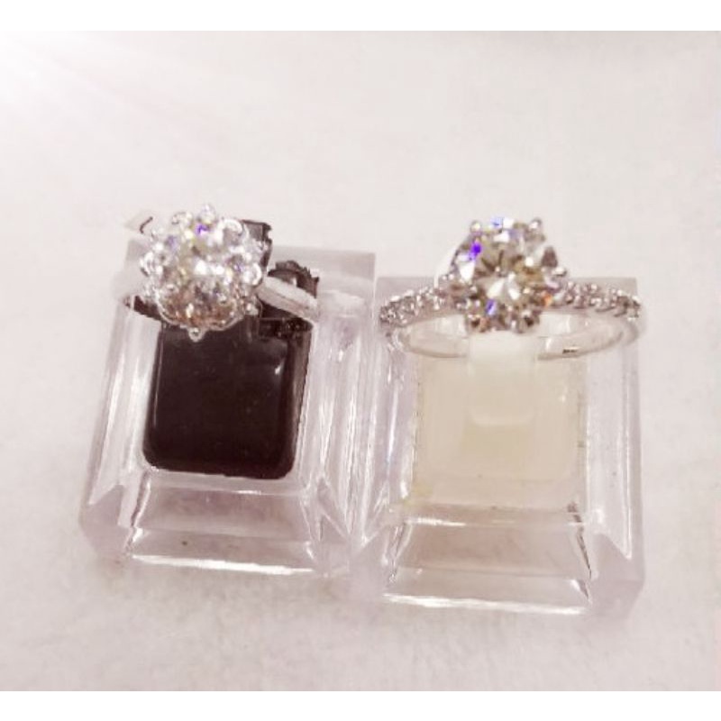 SWOROKI CRYSTAL STONE RING.