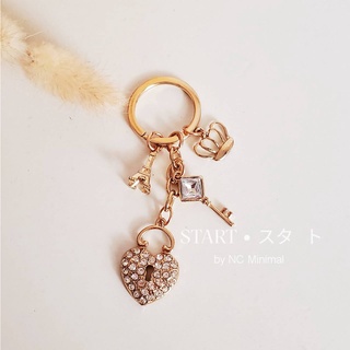 START • スタ−ト พวงกุญแจจี้รูปหัวใจประดับเพชร หรูหรา Crown Keychain พวงกุญแจแบบห่วงสีทอง จี้เป็นรูปหัวใจประดับเพชร หอไอเฟล