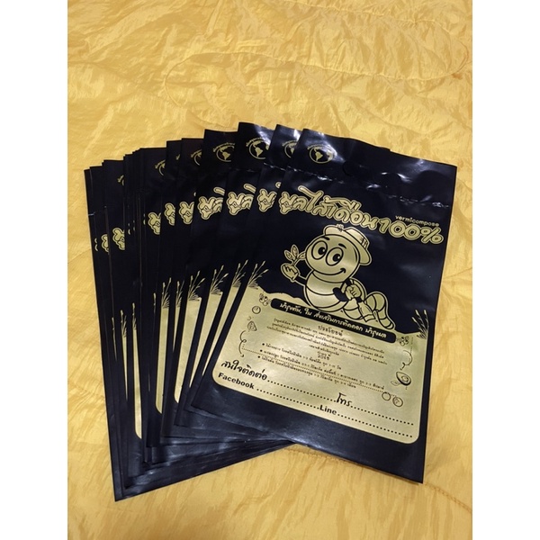 ถุงพลาสติกใส่มูลไส้เดือนหูหิ้ว ขนาด 8x15 นิ้ว 100-105 ใบ/กก.(สีดำพิมพ์ทอง)