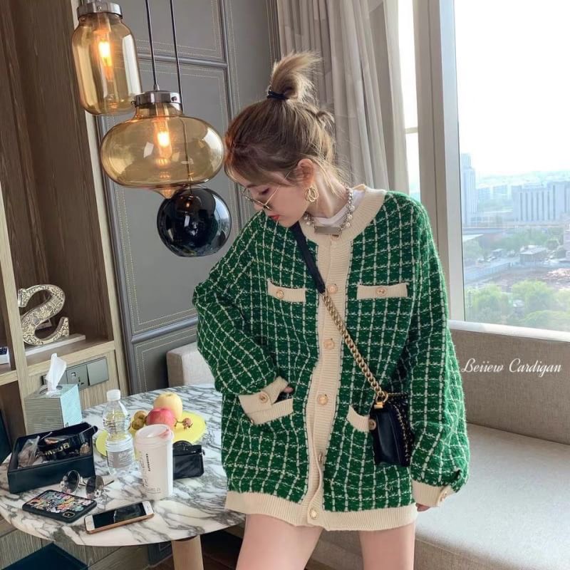 เสื้อคลุมคาร์ดิแกนมาแล้ว บอกเลยทรงสวยมากกกกกก ทอลายแพทเทิร์นมินิมอลเบาๆ  กระดุมเงินสลักลายหรูหราเวอร์ ดีเทลดี งานละเอียด - รูปที่ 4