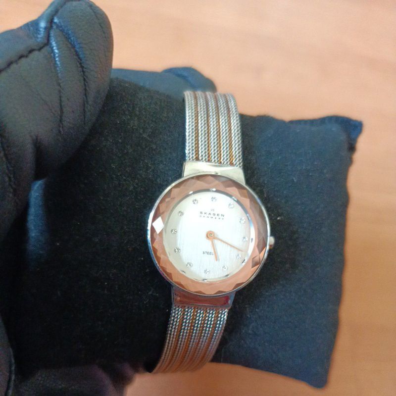 นาฬิกาแบรนด์เนมเดนมาร์กSKAGENหน้าปัดสีเงินล้อมเพชร ตัวเรือนสีเงินสายสแตนเลส ของแท้มือสองสภาพสวย