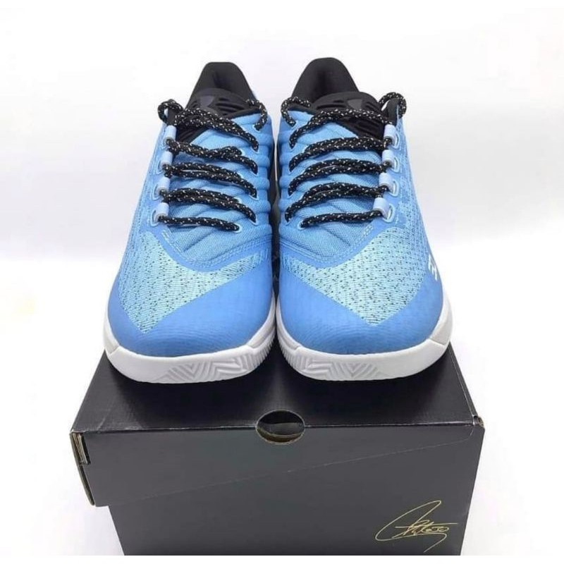 รองเท้าผ้าใบunderarmour