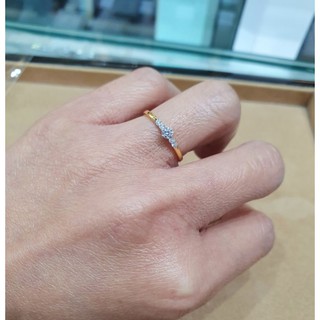 แหวนเพชรน้ำ 99-100 เพชรกลาง 0.12 ct ล้อม 0.08 ct YG 18k 1.3 กรัม ราคา 7,900 บาท