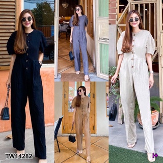 Jumpsuit จั๊มสูทขายาว คอกลมกระดุมหน้า แขนสั้น มีกระเป๋าข้างสองข้าง เนื้อผ้าลินินอย่างดี ทรงนี้สาวๆสายเกาต้องจัดด