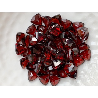6x6mm. โกเมนสามเหลี่ยม เม็ดละ 100 บาท