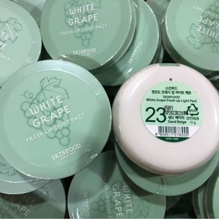 Skinfood White Grape Fresh Up Light Pact 12 กรัม #23 Sand Beige แป้งองุ่นสุดฮิต จากสกินฟู้ด ไม่ผสมรองพื้น ไม่มีชิมเมอร์