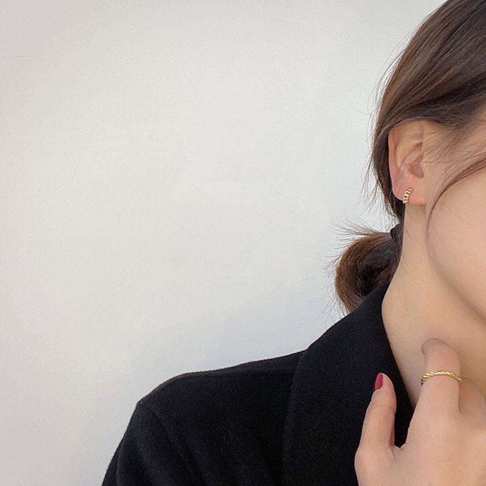 earika.earrings - chain hoop ต่างหูก้านเงินแท้ชุบทองคำขาว/ทอง (มีให้เลือก 2 สี 2 ขนาด) เหมาะสำหรับคนแพ้ง่าย - รูปที่ 3