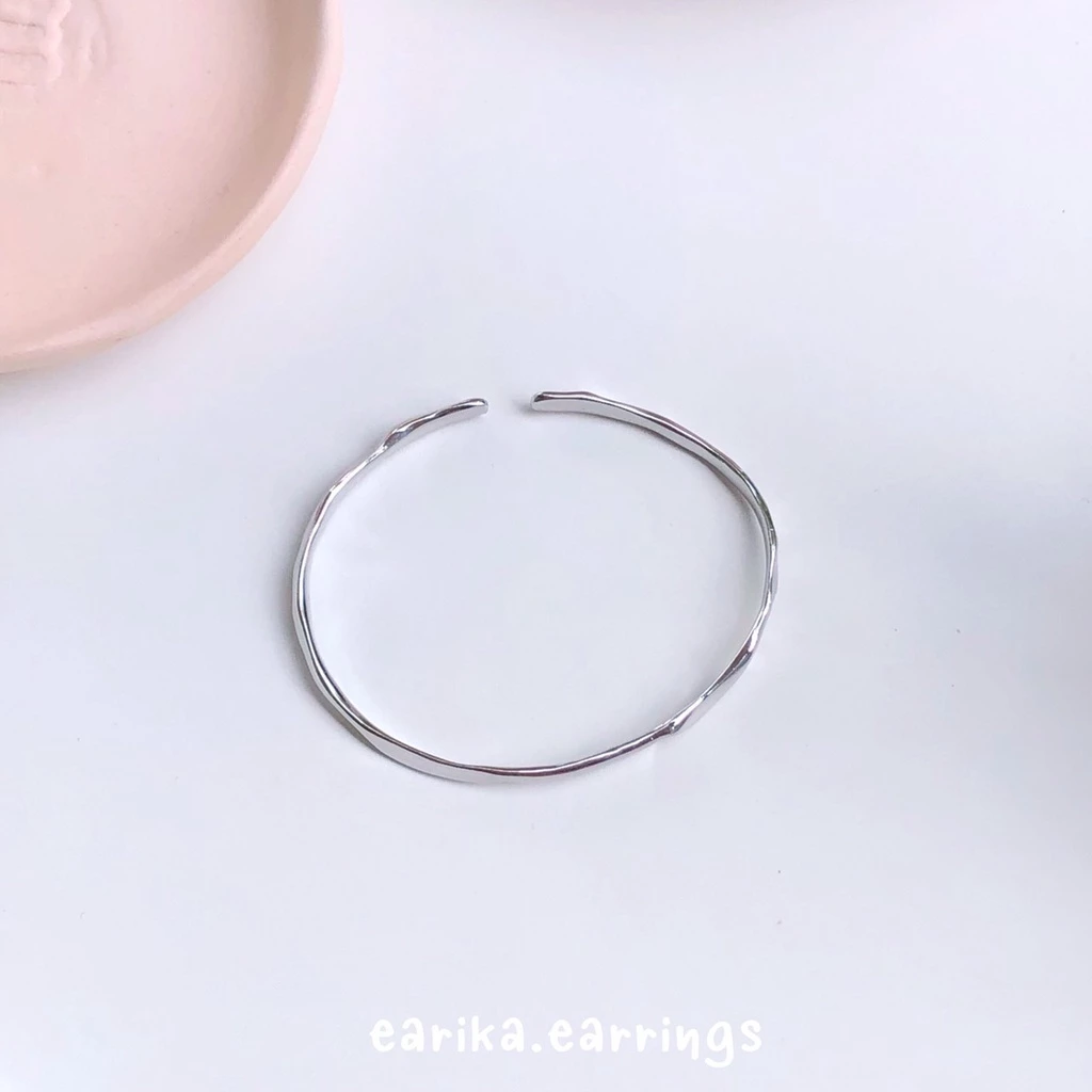 earika.earrings - silver rough bangle กำไลข้อมือเงินปรับขนาดได้ เหมาะสำหรับคนแพ้ง่าย