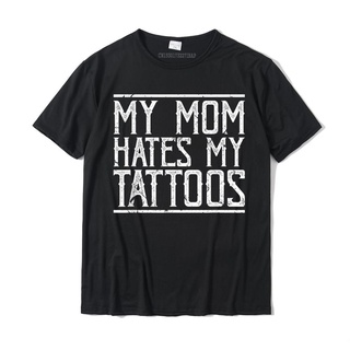 เสื้อยืดผ้าฝ้ายพิมพ์ลายขายดี เสื้อยืด ผ้าฝ้าย พิมพ์ลาย My Mom Hates My Tattoos Funny Inked Body Artist Camisas Hombre สไ