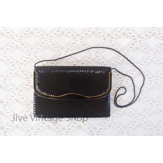 กระเป๋าโลหะ วินเทจ ทรงสะพาย shoulder bag / crossbody bag สีดำ ขอบทอง มือสองจากตู้ญี่ปุ่น ด้านนอกสภาพสวย ด้านในมีตำหนิค่ะ